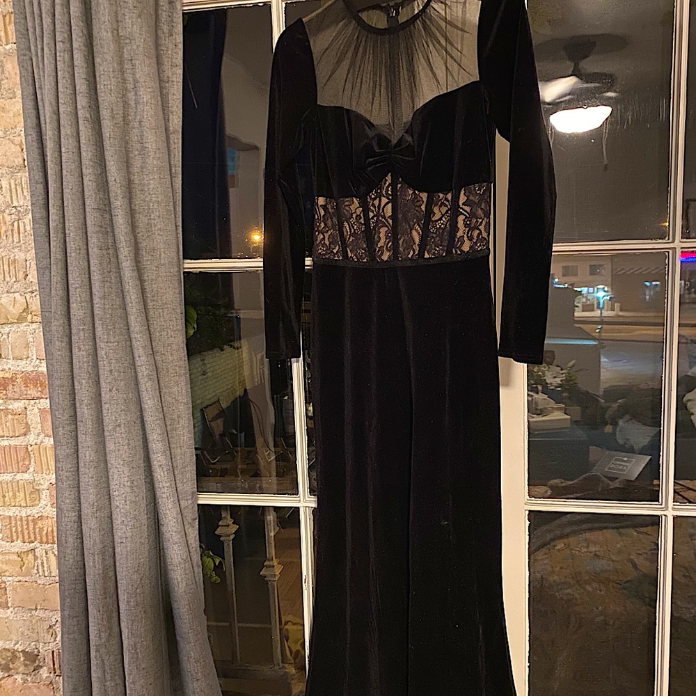 Tadashi Shoji evening velvet gown!! Size 2!!